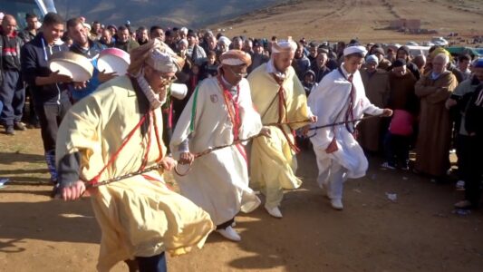 ضيعة عوا بإفران تحتفي بالتراث الأمازيغي في تظاهرة فنية تجمع بين الإيقاع ...